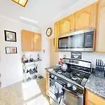 Entire Pittsburgh Home Close To Events - Kid Friendly - Designated Dog & Cat Areas - Private Patio - Free Parking - Fireplace