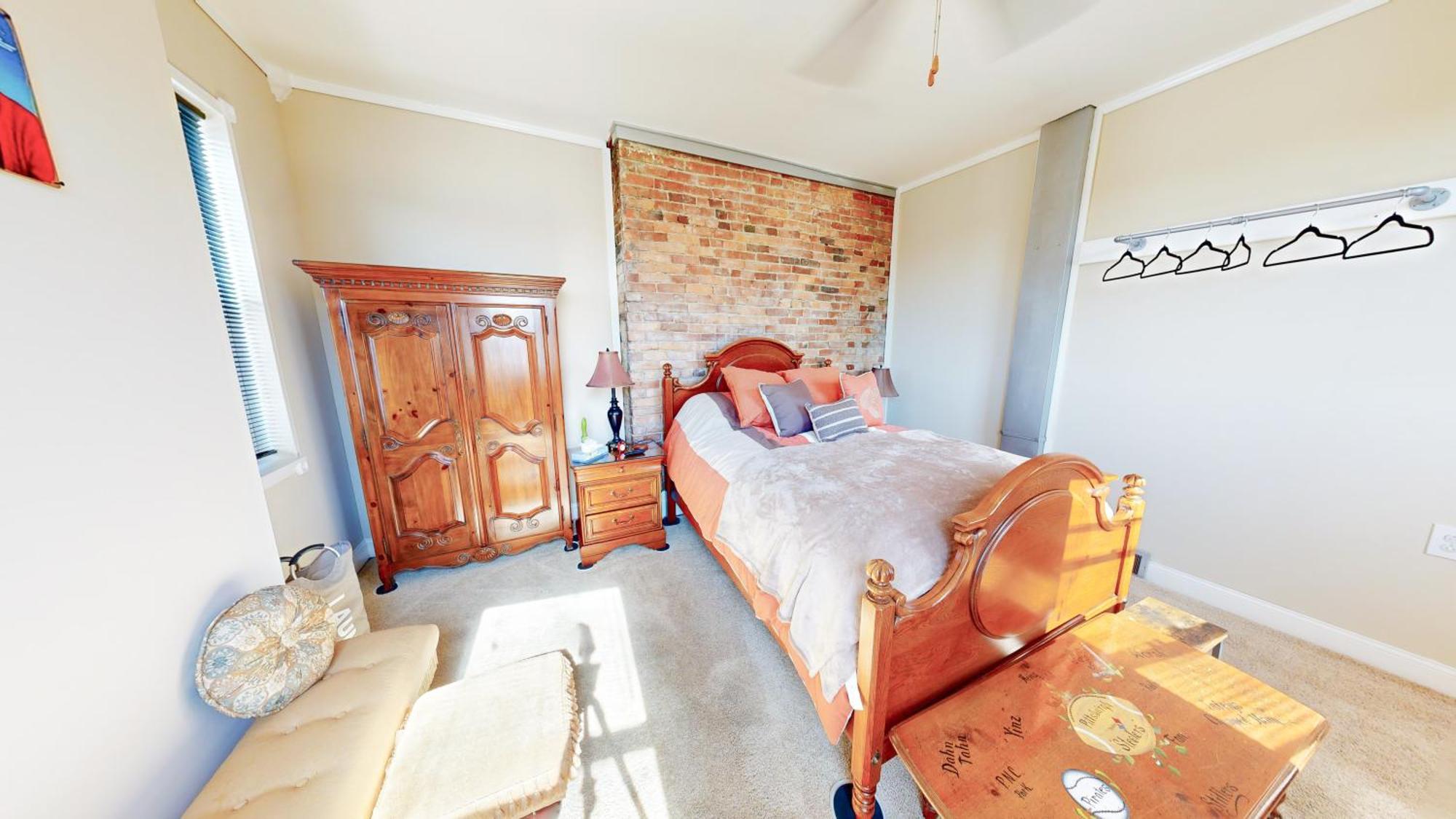 Entire Close To Events - Kid Friendly - Designated Dog & Cat Areas - Private Patio - Free Parking - Fireplace