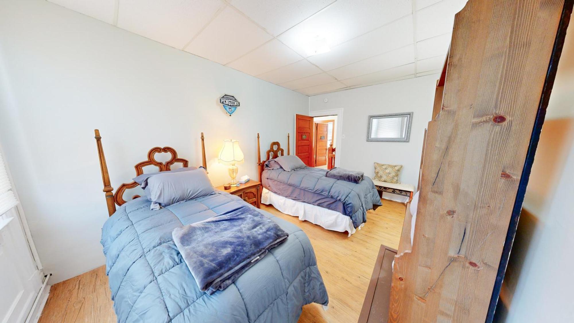 Entire Close To Events - Kid Friendly - Designated Dog & Cat Areas - Private Patio - Free Parking - Fireplace *